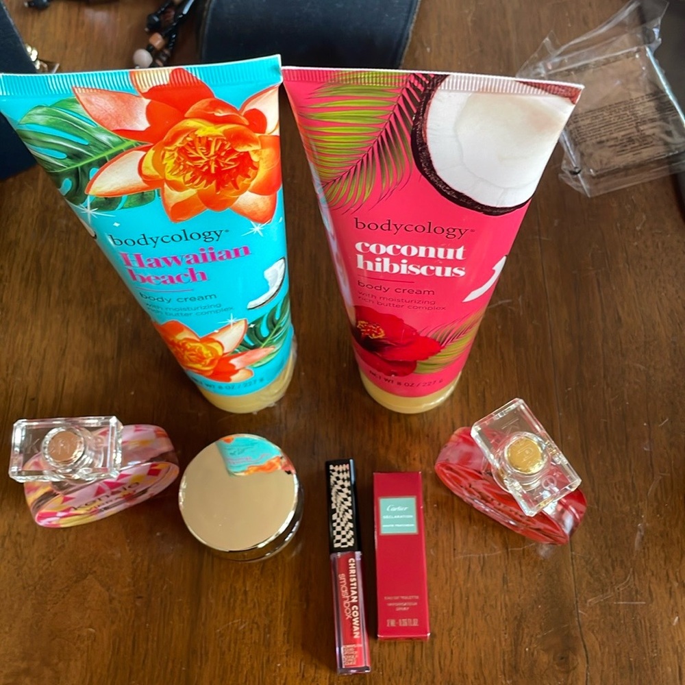 🌟🌟HOST PICK🌟🌟 7 Brand New Beauty Products Comes with X-Large Makeup bag